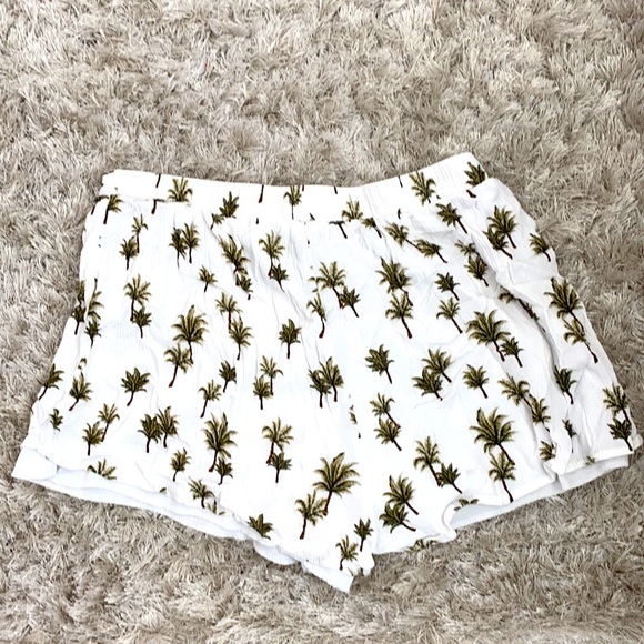 Flowy palm tree design shorts - Picture 2 of 2